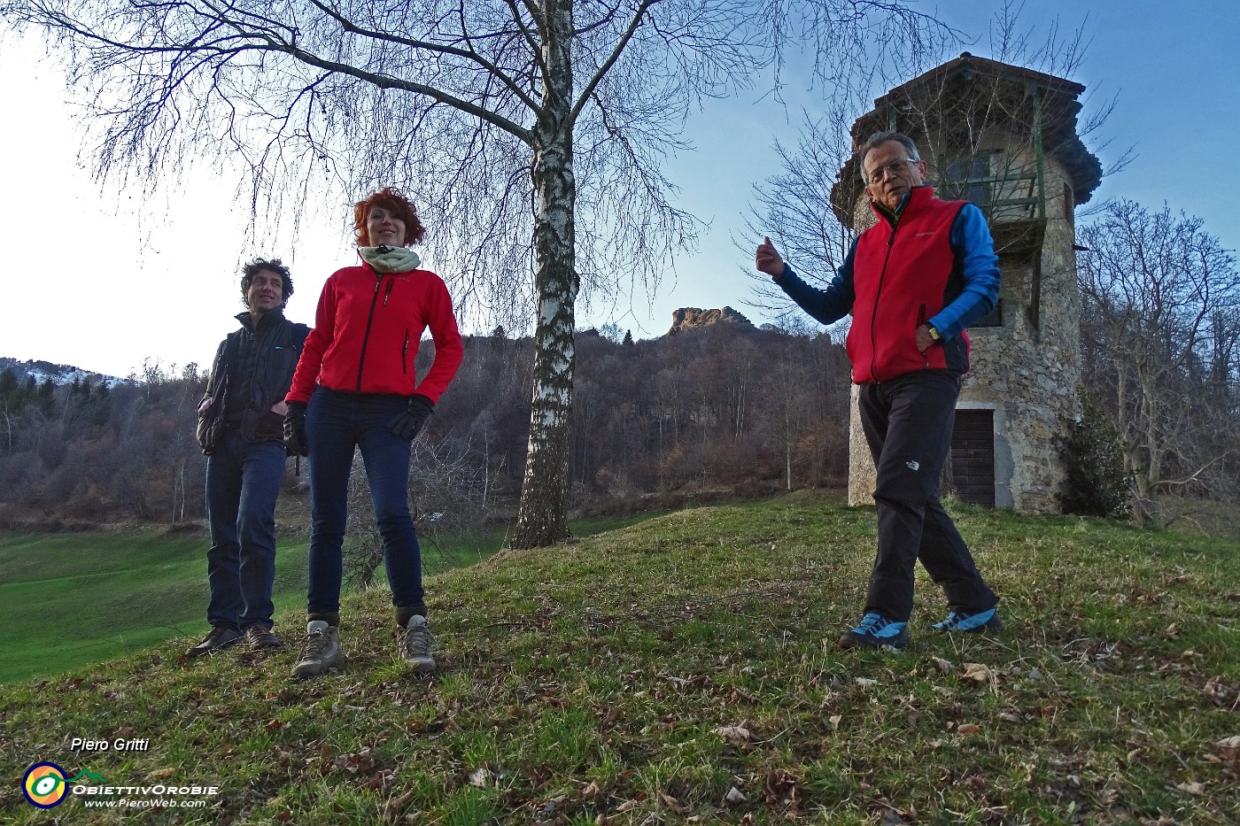 74 Roccolo di Reggetto con in alto Corno Zuccone .JPG -                                